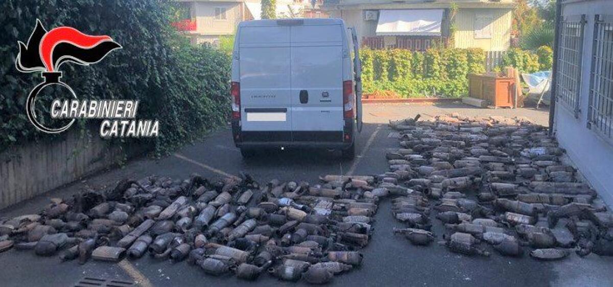 CATANIA. SEQUESTRATI QUASI 400 CATALIZZATORI SU UN DUCATO: DENUNCIATI DAI CARABINIERI PER ATTIVITÀ DI GESTIONE RIFIUTI NON AUTORIZZATA - 