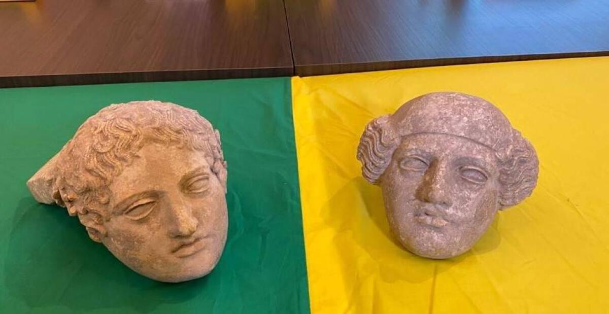 TRAFFICANTI DI REPERTI ARCHEOLOGICI FERMATI LUNGO LA SS 121 CON DUE TESTE ELLENICHE IN TERRACOTTA DI INESTIMABILE VALORE - 