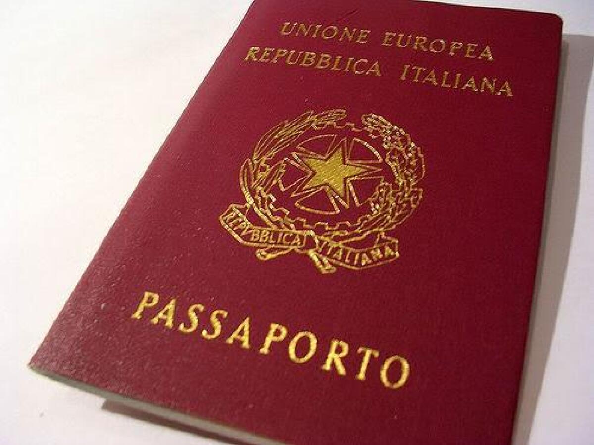CATANIA,PROMETTEVA PASSAPORTI IN TEMPI BREVI IN CAMBIO DI SOLDI, ARRESTATO - 