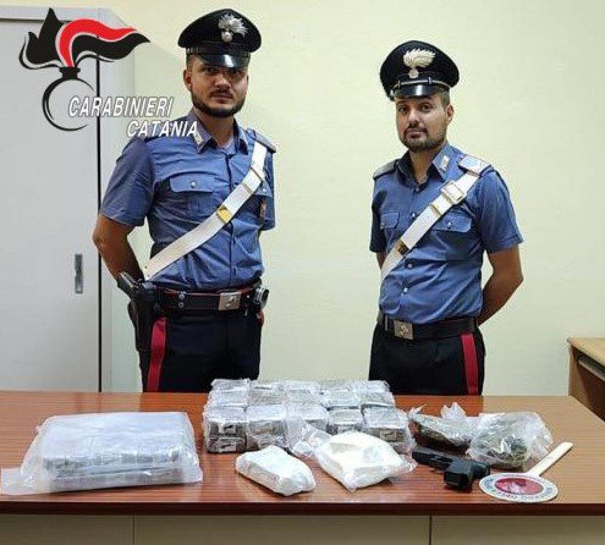 CATANIA. CARABINIERI SEQUESTRANO 21 KG DI HASHISH E 1,5 KG DI COCAINA - 