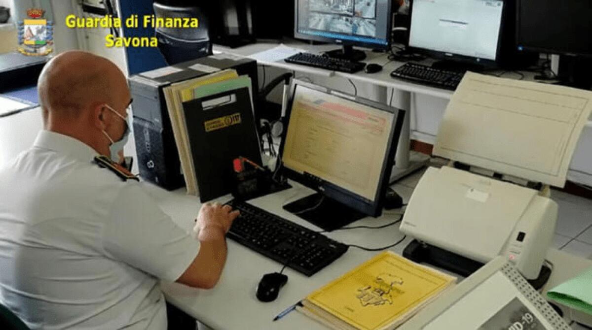 INSEGNANTE E YOUTUBER, NON DICHIARA GLI INCASSI DALLA PIATTAFORMA ONLINE PER 360MILA EURO. DENUNCIATO DALLA GUARDIA DI FINANZA - 