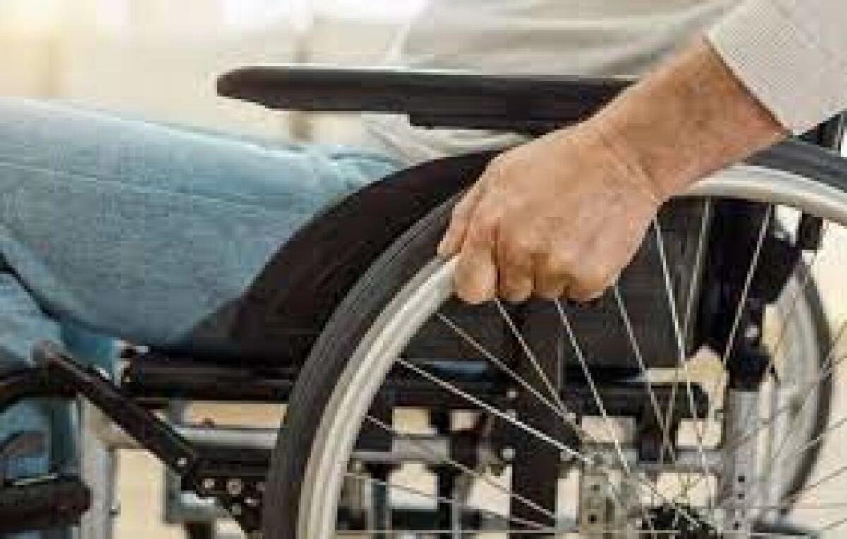 CALTANISSETTA. RUBA SEDIA A ROTELLE DEL PRONTO SOCCORSO PER TORNARE A CASA: DENUNCIATO - 