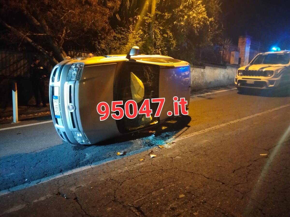 SAN GREGORIO, TOCCA AUTO PARCHEGGIATA E SI RIBALTA. - 