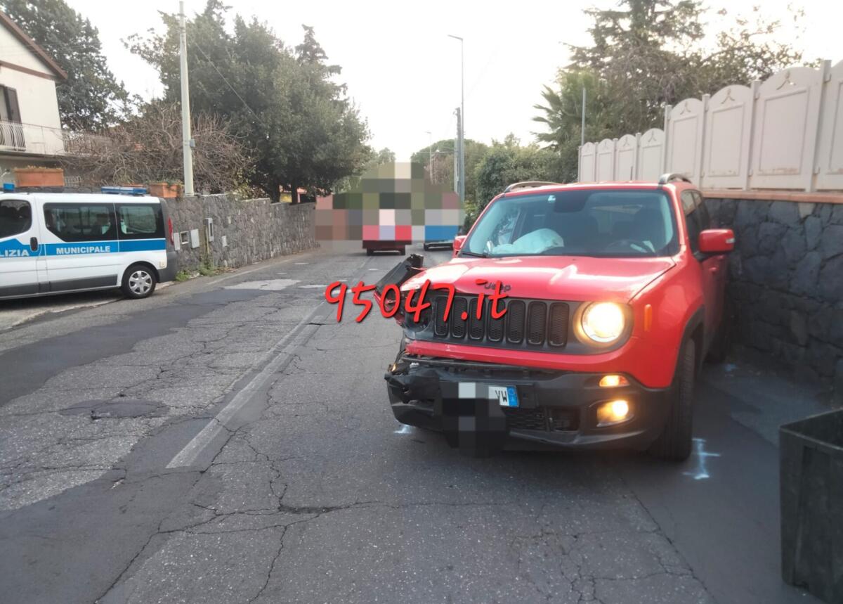 MASCALUCIA. SCONTRO TRA DUE AUTO, FERITA - 