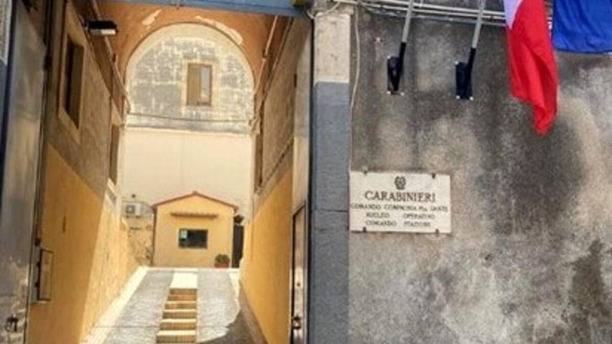 CATANIA, PRELEVA LA DROGA DA CONSEGNARE AI CLIENTI DALLA CASSETTA DELLE LETTERE: ARRESTATO - 