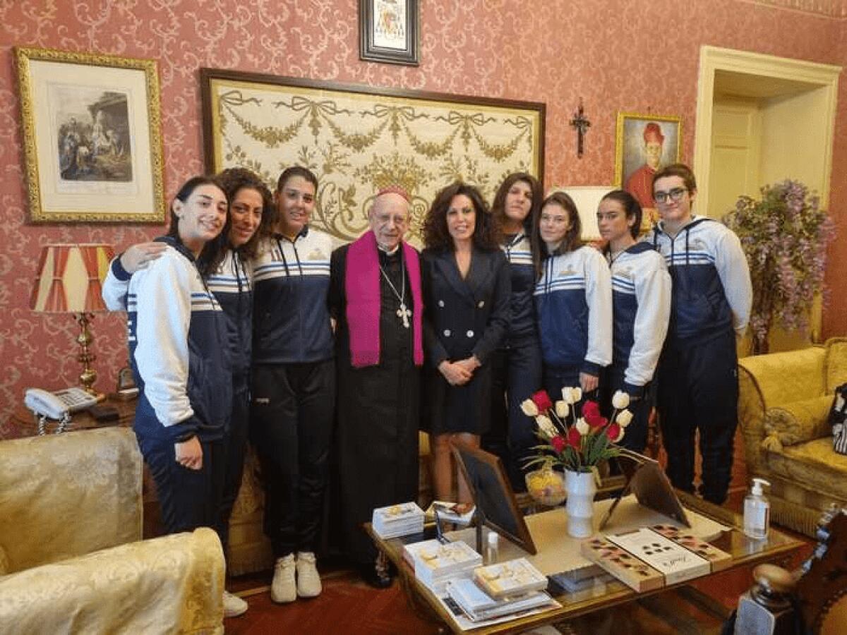 PRETE SORPRESO A SPIARE PALLAVOLISTE, VESCOVO CHIEDE SCUSA - 