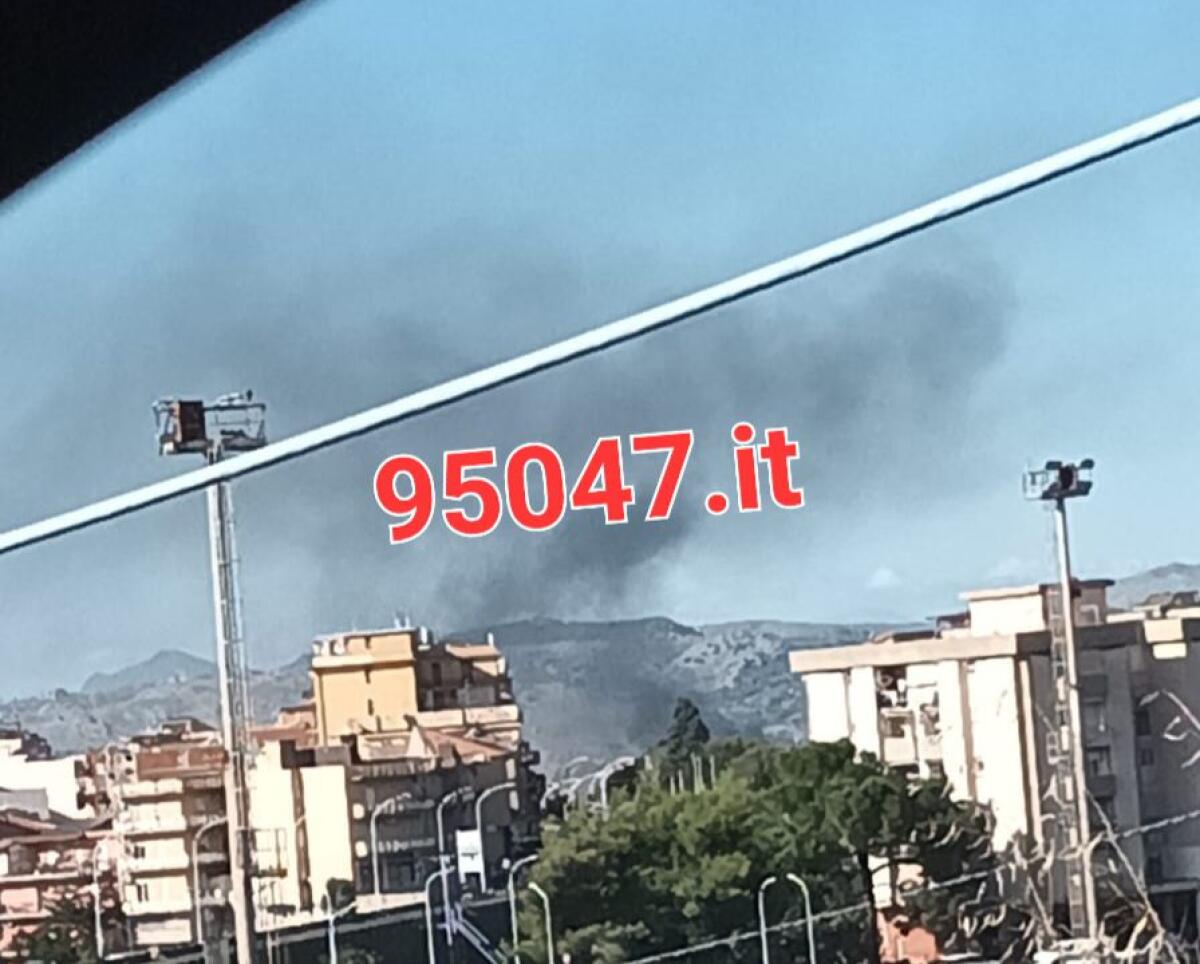PATERNÒ. FUOCO IMMONDIZIA E COPERTONI, NUBE NERA VISIBILE A CHILOMETRI - 