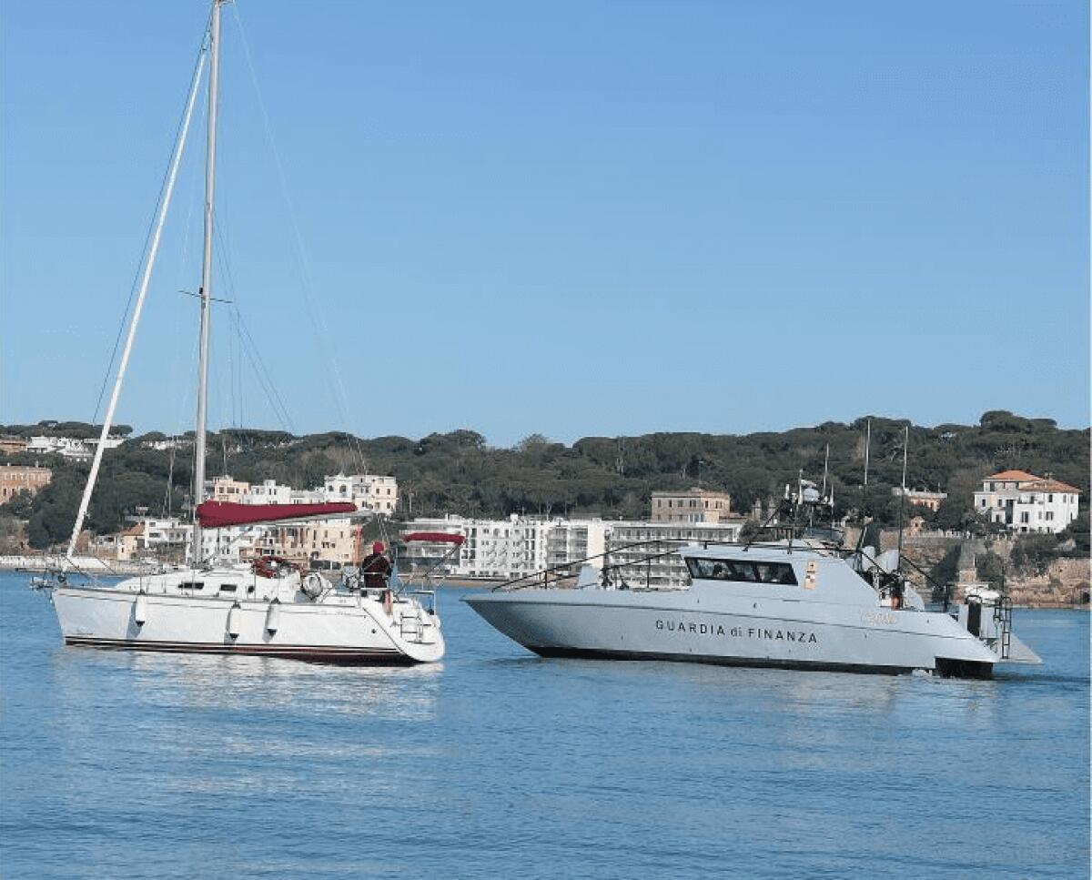 CIVITAVECCHIA. AVEVANO BARCHE DA DIPORTO MA PRENDEVANO IL REDDITO DI CITTADINANZA. LA GDF LI SCOPRE E DENUNCIA - 