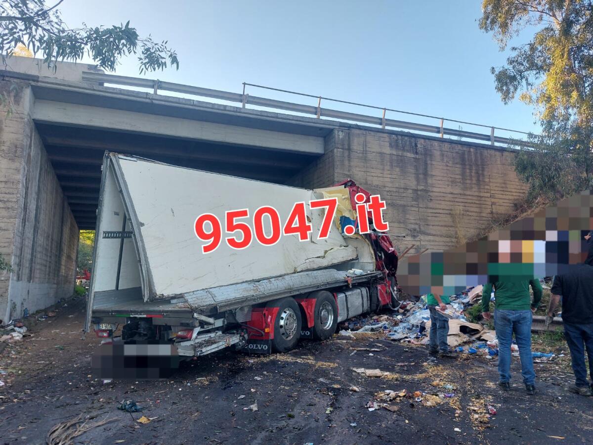 TIR PRECIPITA DAL VIADOTTO SULL'A18 E VOLA PER 5 METRI, ILLESO IL CONDUCENTE 22ENNE PATERNESE - 