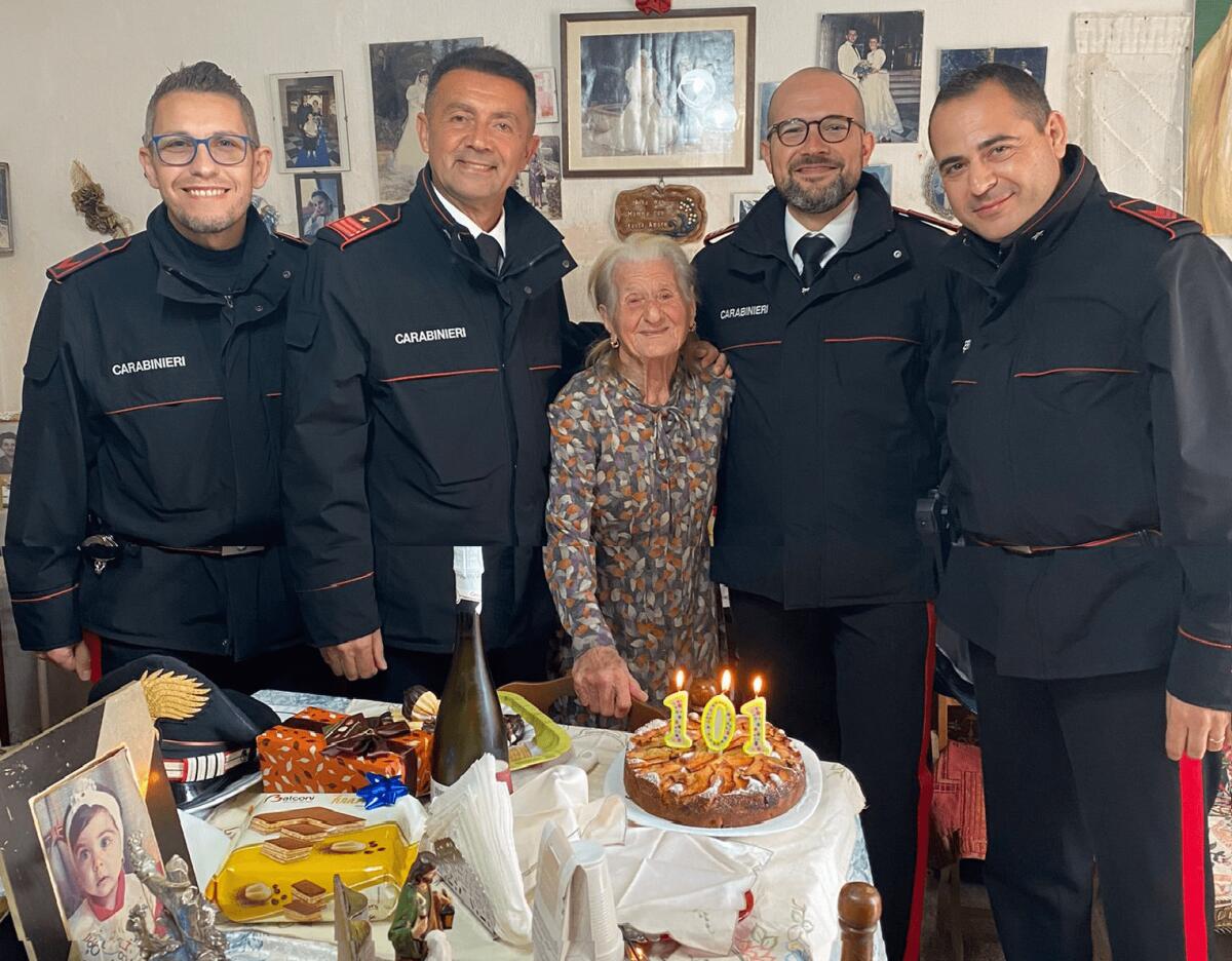PARENTI BLOCCATI DAL MALTEMPO, A FAVIGNANA ZIA ROSINA FESTEGGIA I 101 ANNI CON I CARABINIERI - 