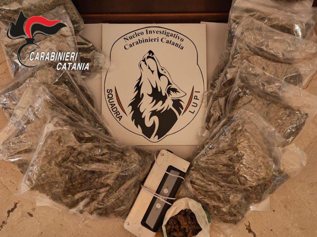 CATANIA, 11 CHILI DI DROGA TRA I SEDILI DELL’AUTO: ARRESTATO - 