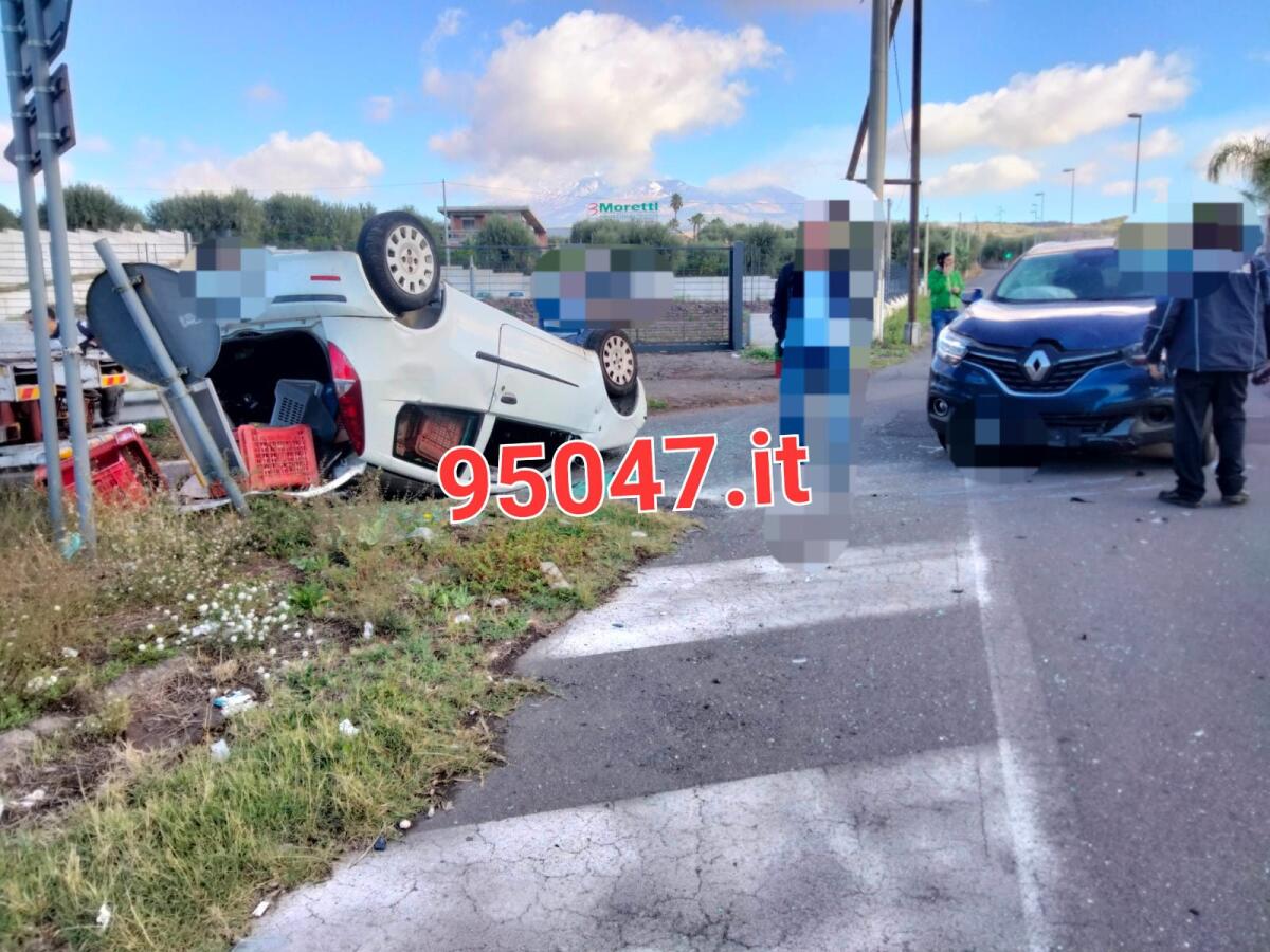 SCONTRO TRA DUE AUTO A SANTA MARIA DI LICODIA, UNA SI RIBALTA: CONDUCENTE PORTATO IN OSPEDALE - 