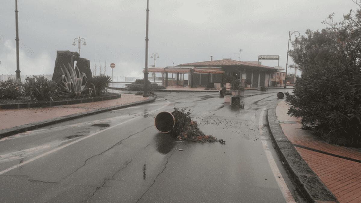 MALTEMPO IN SICILIA, VIOLENTA MAREGGIATA FLAGELLA GIARDINI NAXOS - 