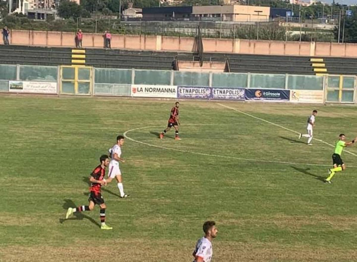 PATERNÒ, LANCIA PETARDI DA FUORI LO STADIO VERSO LA TIFOSERIA OSPITE: DASPO SPORTIVO A TIFOSO RECIDIVO - 