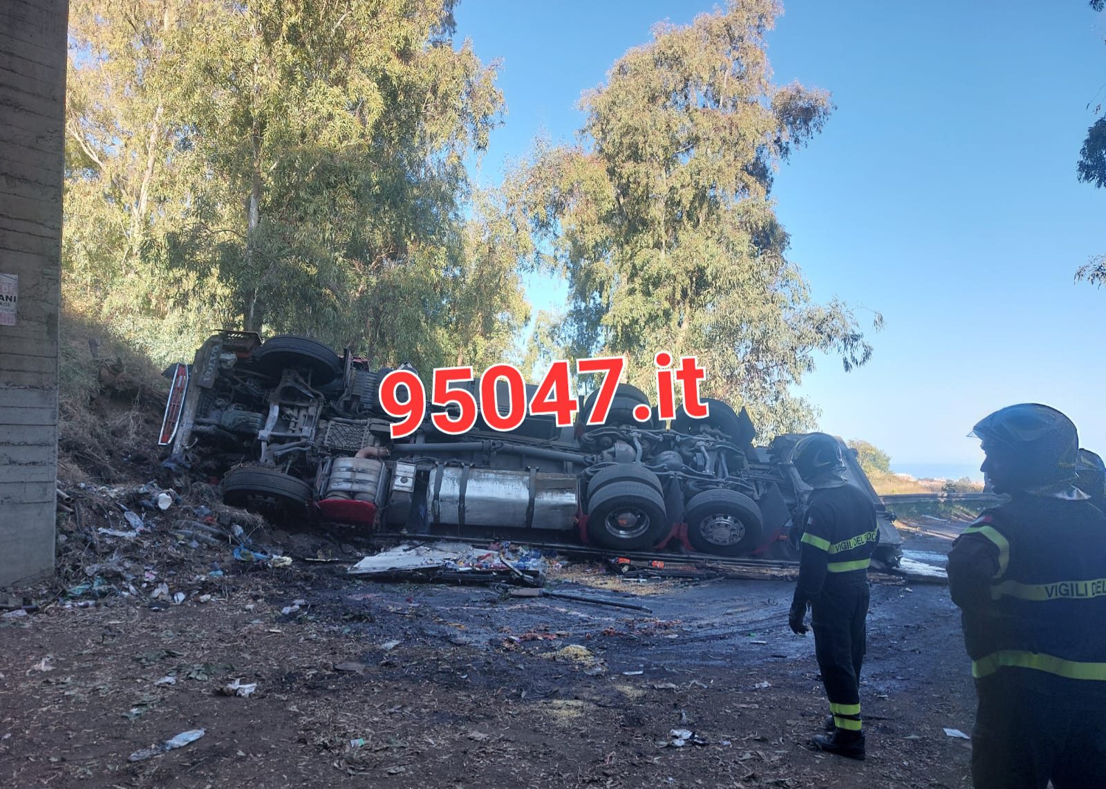 TIR PRECIPITA DAL VIADOTTO SULL'A18 E VOLA PER 5 METRI, ILLESO IL CONDUCENTE 22ENNE PATERNESE