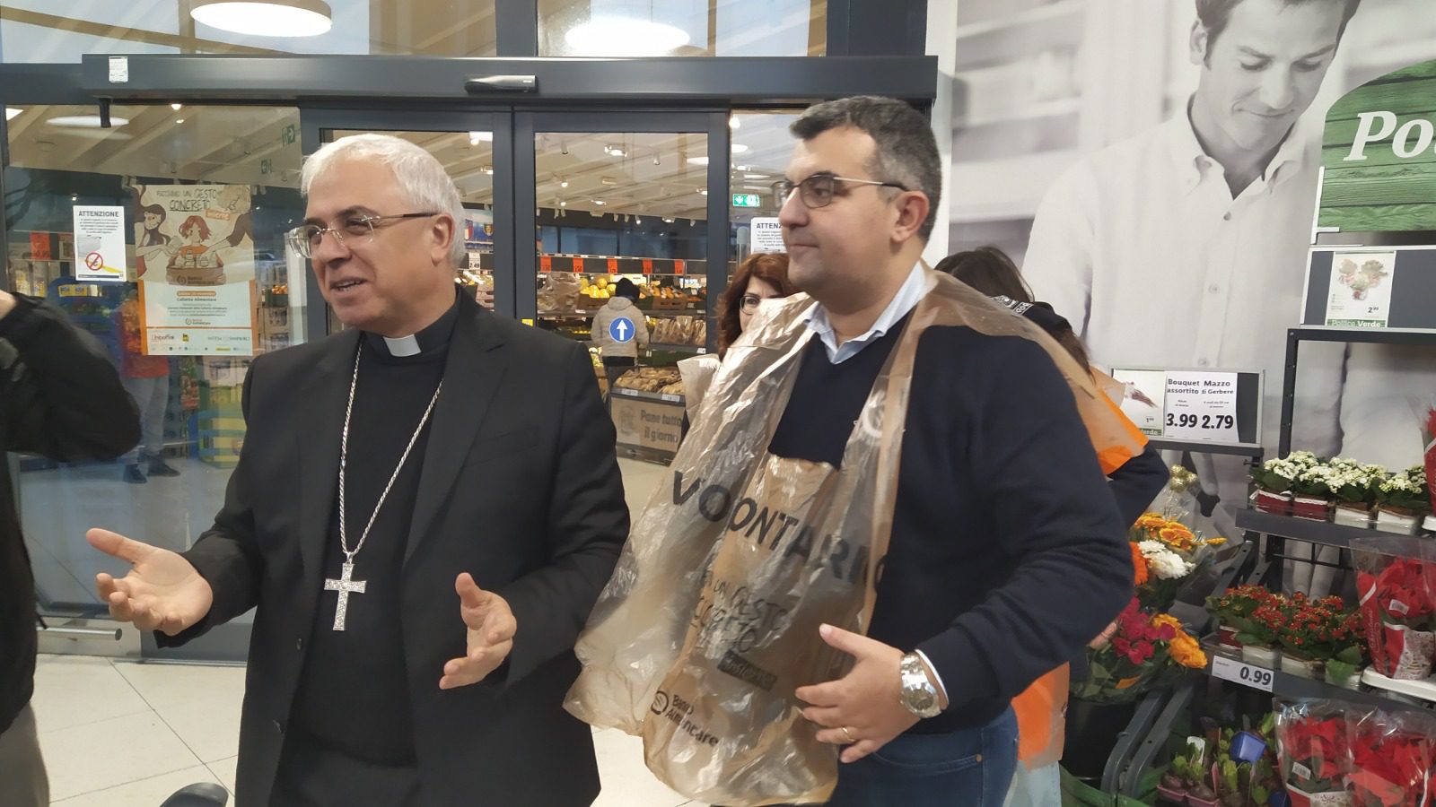 LUIGI RENNA, ARCIVESCOVO DI CATANIA HA PARTECIPATO ALLA COLLETTA22 FACENDO LA SPESA PER CHI È IN DIFFICOLTÀ