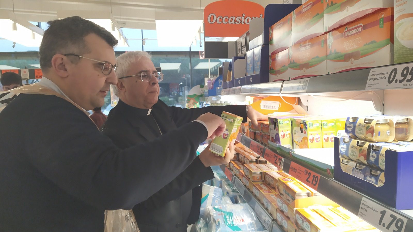 LUIGI RENNA, ARCIVESCOVO DI CATANIA HA PARTECIPATO ALLA COLLETTA22 FACENDO LA SPESA PER CHI È IN DIFFICOLTÀ