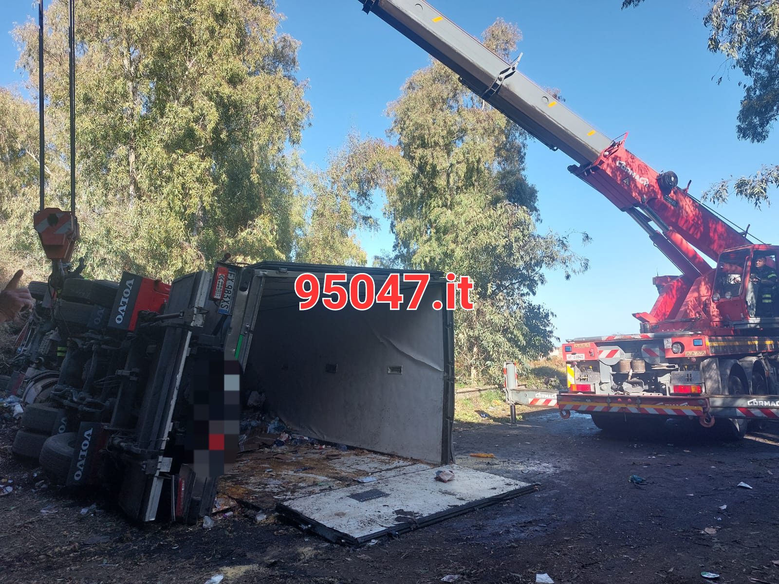 TIR PRECIPITA DAL VIADOTTO SULL'A18 E VOLA PER 5 METRI, ILLESO IL CONDUCENTE 22ENNE PATERNESE