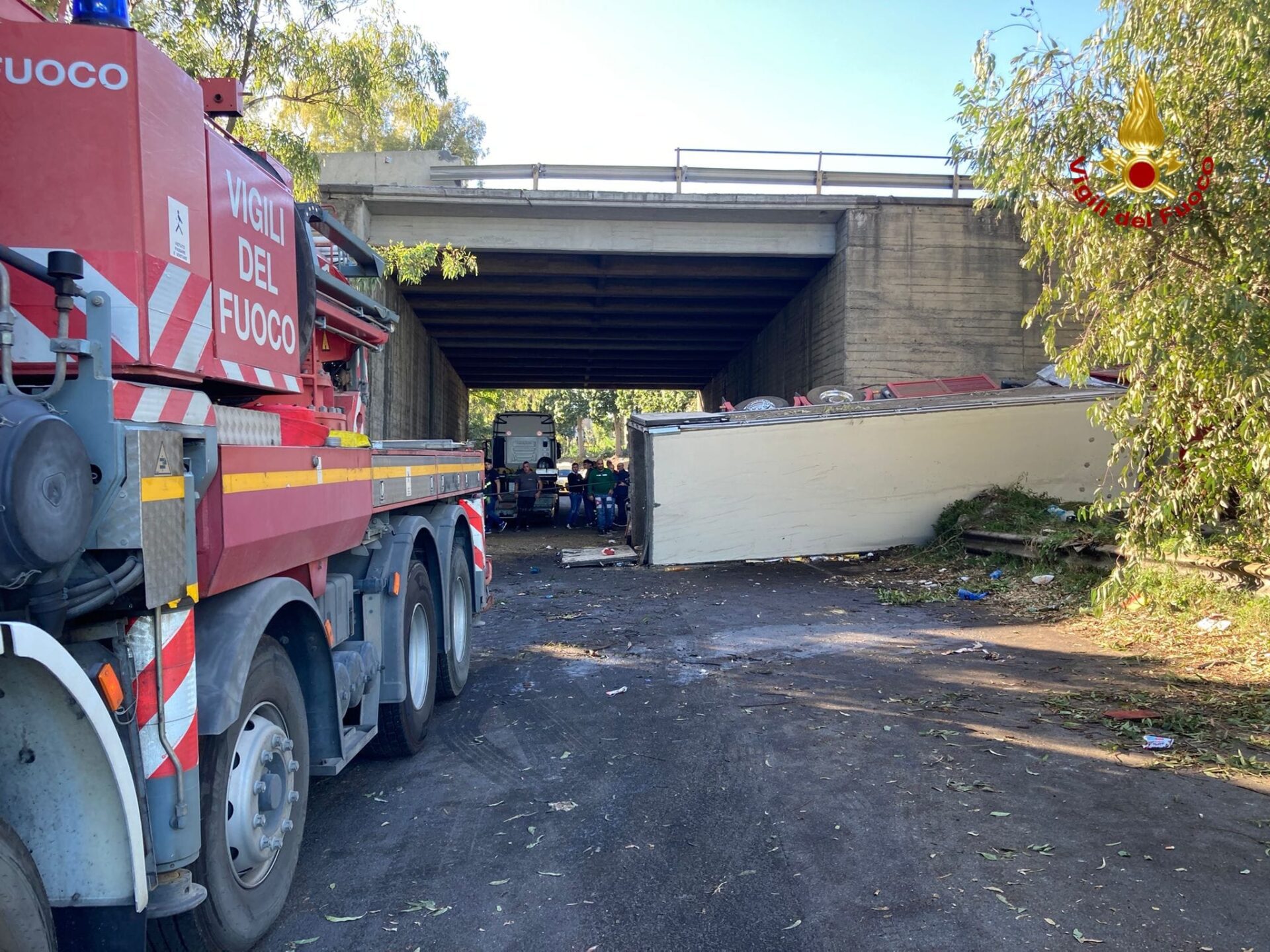 TIR PRECIPITA DAL VIADOTTO SULL'A18 E VOLA PER 5 METRI, ILLESO IL CONDUCENTE 22ENNE PATERNESE
