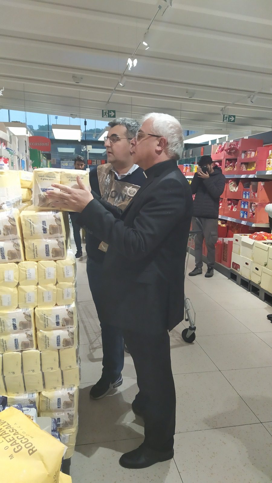 LUIGI RENNA, ARCIVESCOVO DI CATANIA HA PARTECIPATO ALLA COLLETTA22 FACENDO LA SPESA PER CHI È IN DIFFICOLTÀ