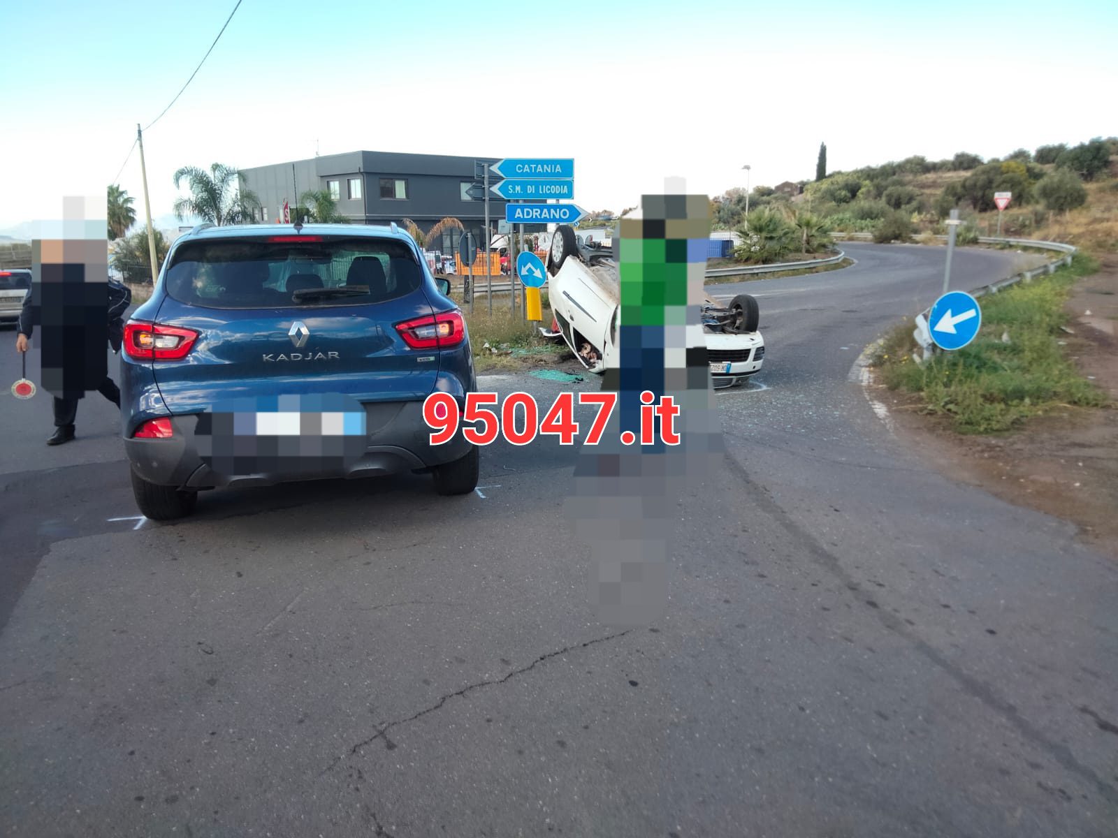 SCONTRO TRA DUE AUTO A SANTA MARIA DI LICODIA, UNA SI RIBALTA: CONDUCENTE PORTATO IN OSPEDALE