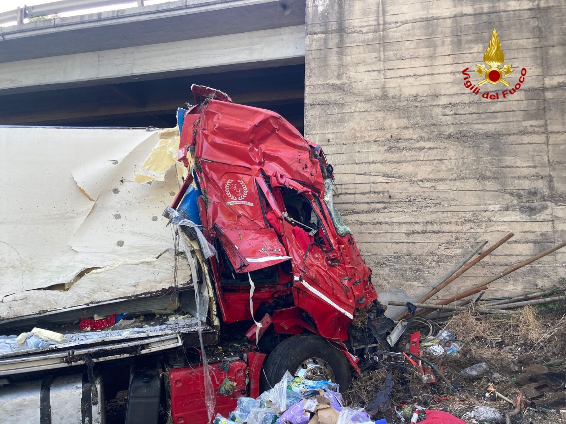 TIR PRECIPITA DAL VIADOTTO SULL'A18 E VOLA PER 5 METRI, ILLESO IL CONDUCENTE 22ENNE PATERNESE