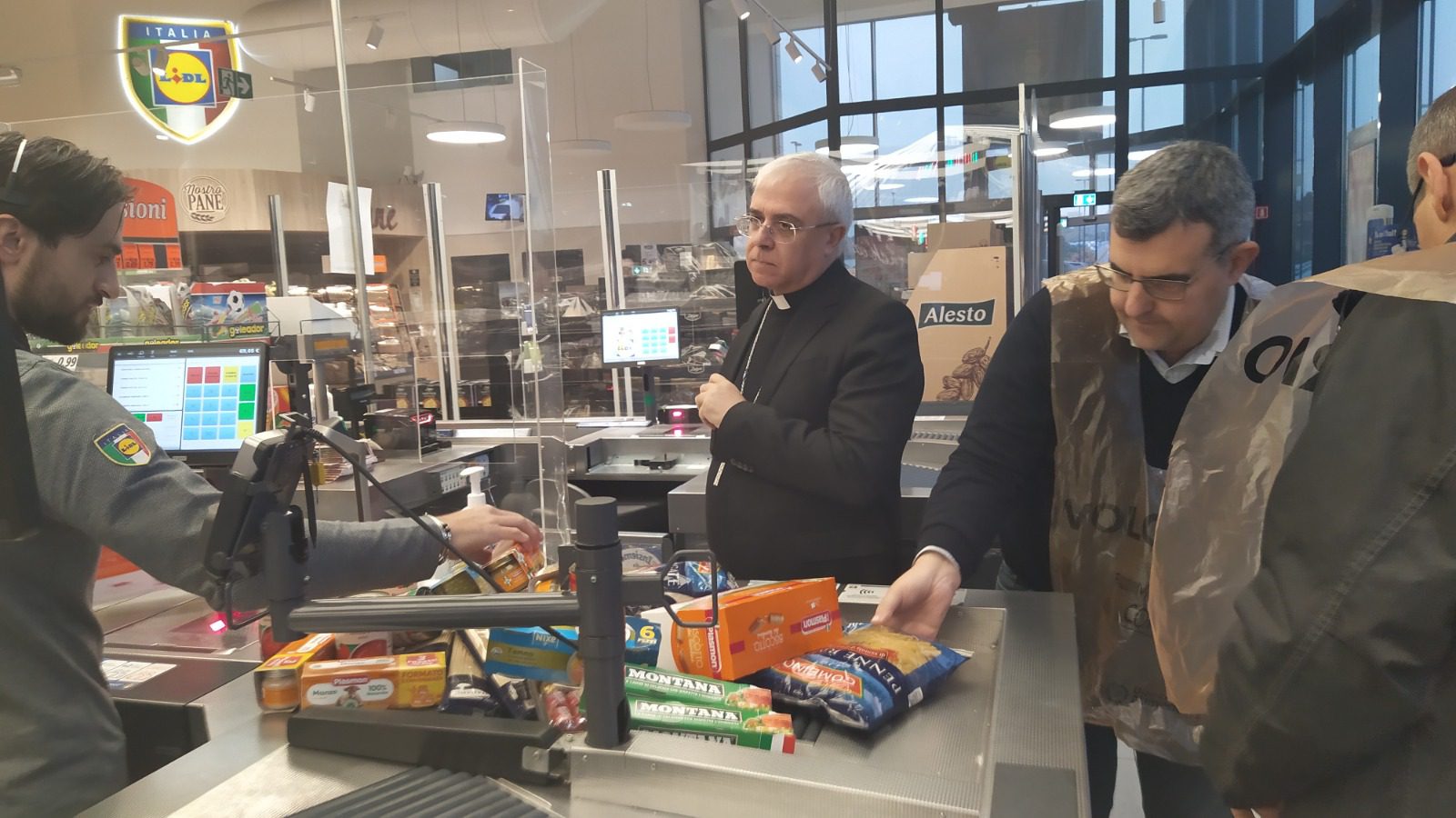 LUIGI RENNA, ARCIVESCOVO DI CATANIA HA PARTECIPATO ALLA COLLETTA22 FACENDO LA SPESA PER CHI È IN DIFFICOLTÀ