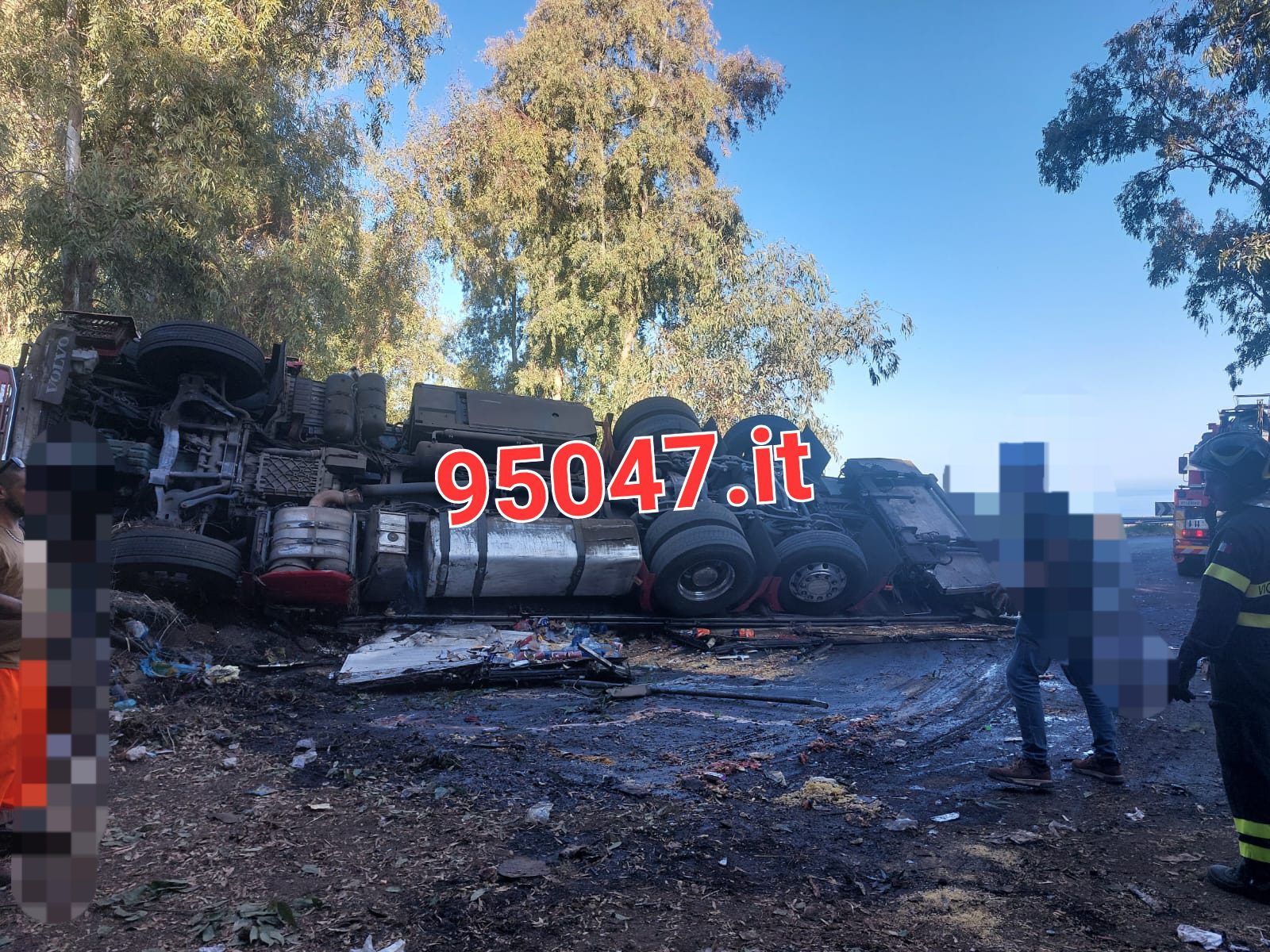 TIR PRECIPITA DAL VIADOTTO SULL'A18 E VOLA PER 5 METRI, ILLESO IL CONDUCENTE 22ENNE PATERNESE