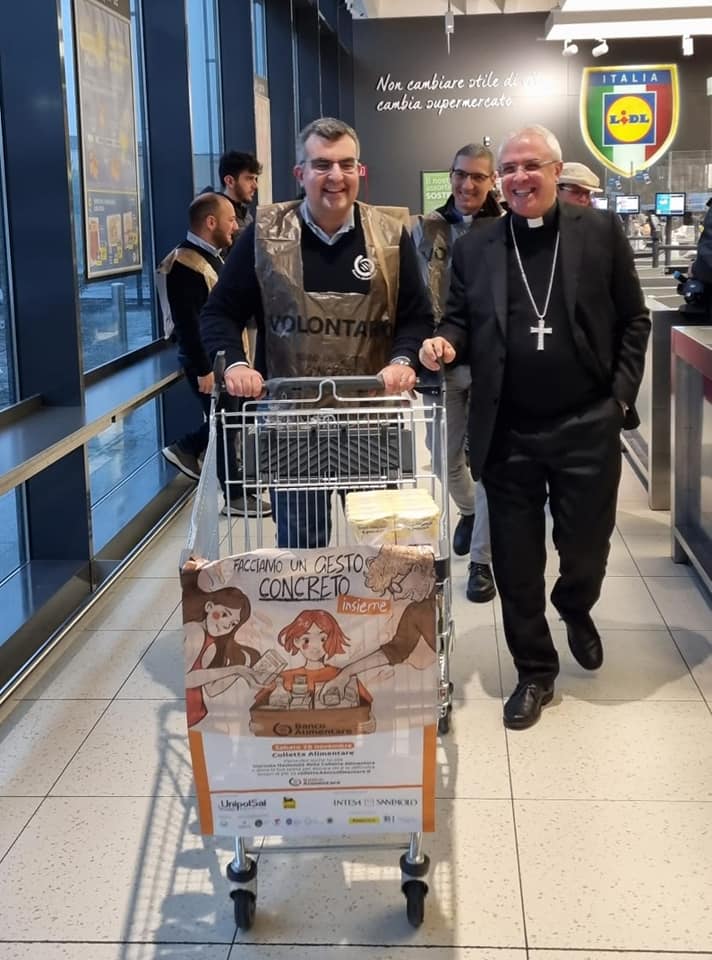 LUIGI RENNA, ARCIVESCOVO DI CATANIA HA PARTECIPATO ALLA COLLETTA22 FACENDO LA SPESA PER CHI È IN DIFFICOLTÀ
