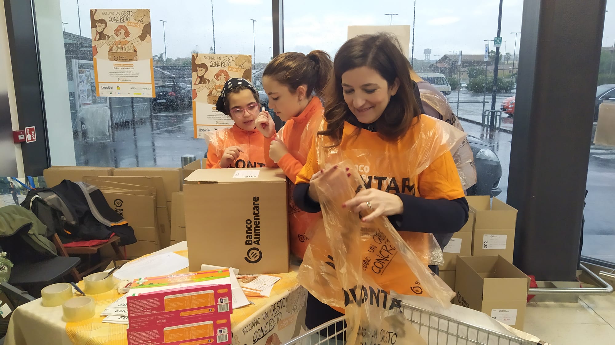 LUIGI RENNA, ARCIVESCOVO DI CATANIA HA PARTECIPATO ALLA COLLETTA22 FACENDO LA SPESA PER CHI È IN DIFFICOLTÀ