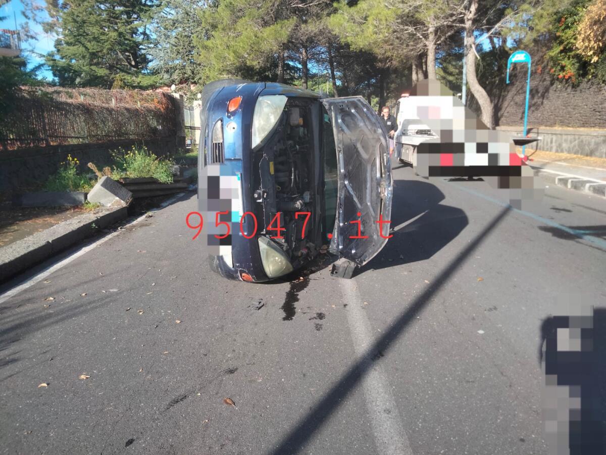 NICOLOSI. SBATTE CONTRO UN AIUOLA E SI RIBALTA CON L'AUTO, ILLESO CONDUCENTE - 