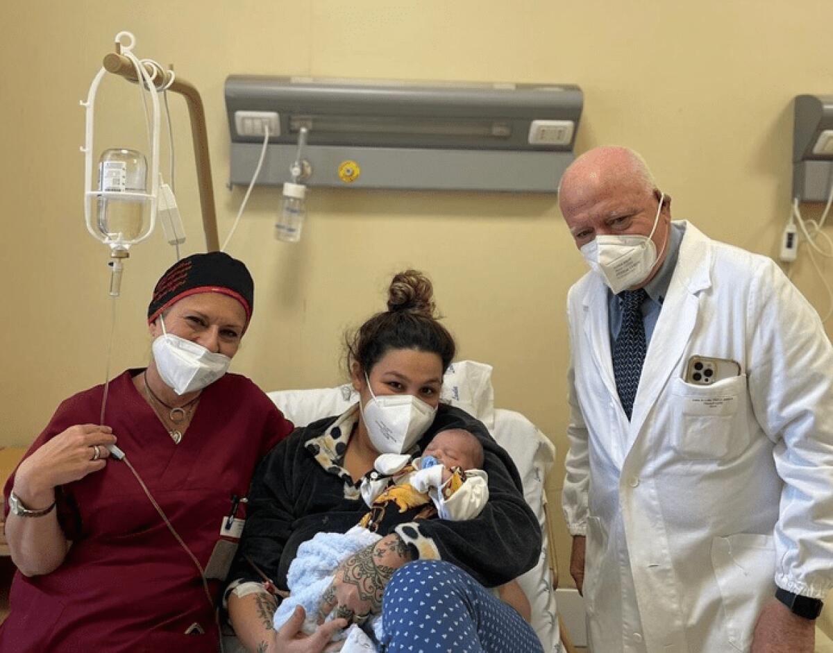 PALERMO. PARTORISCE IN AUTO DAVANTI A CLINICA, MAMMA E BIMBO STANNO BENE - 