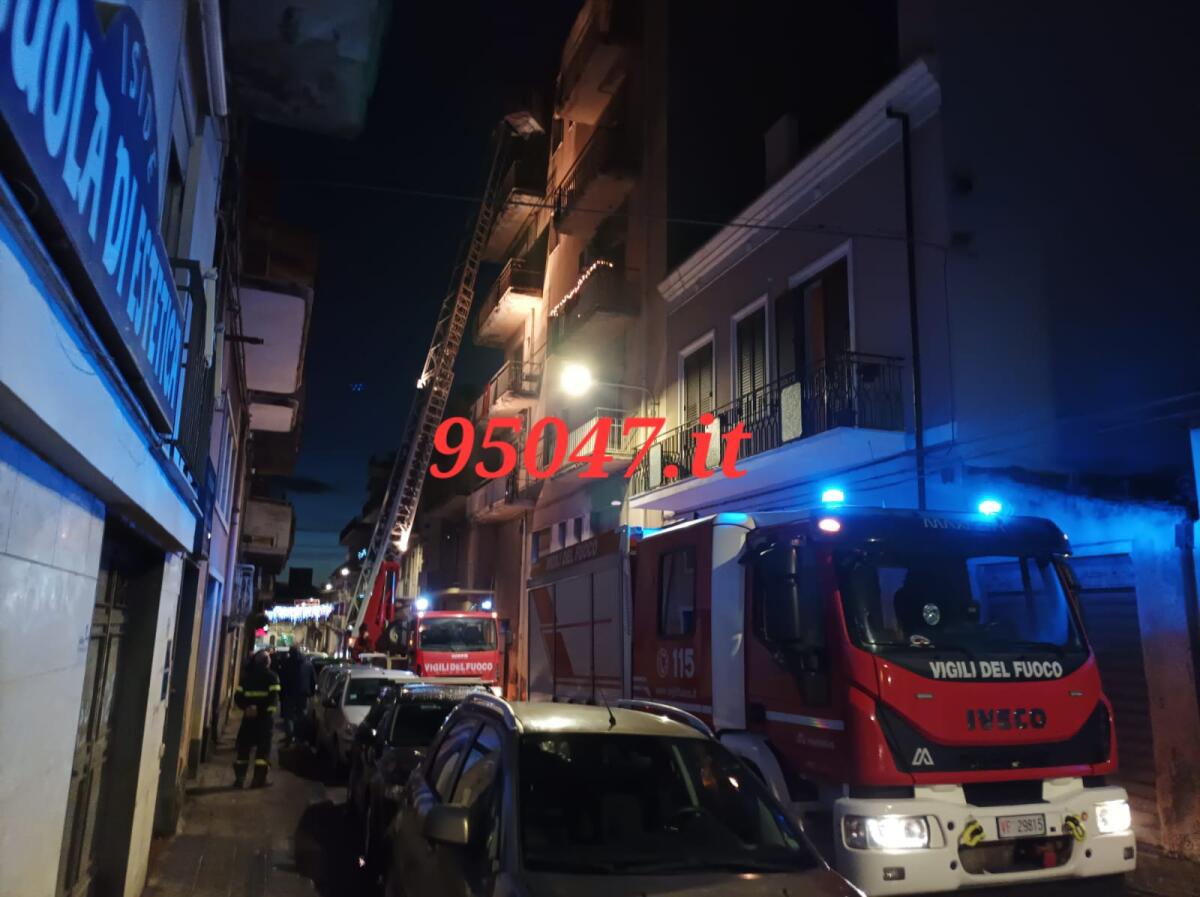 PATERNÒ, CADONO PEZZI DI VETRO DA UNA VERANDA IN VIA CIRCUMVALLAZIONE: STRADA CHIUSA - 