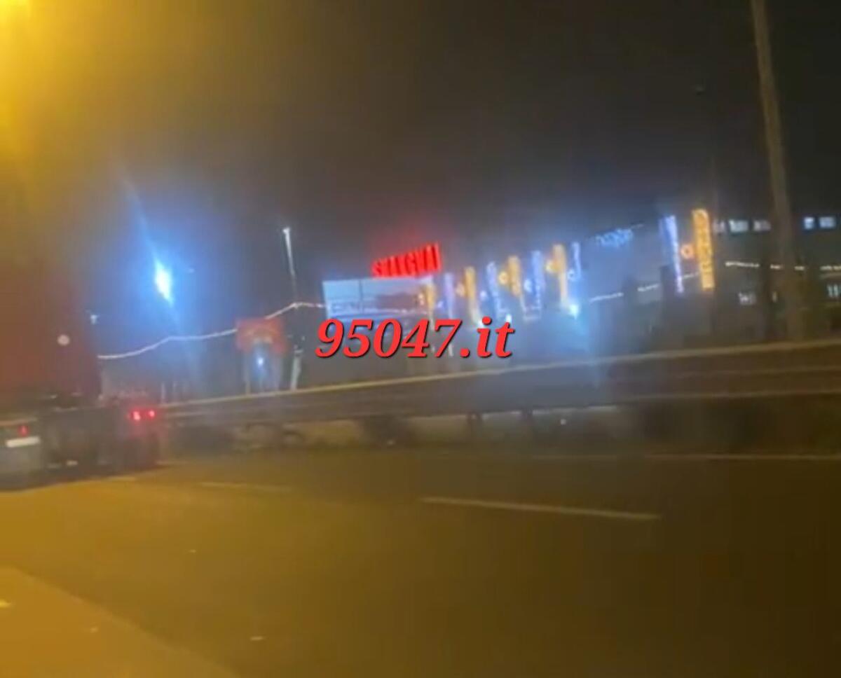 TRAGEDIA SFIORATA IERI SERA SULLA SS121 , TIR PERDE IL RIMORCHIO SULLA CARREGGIATA - 