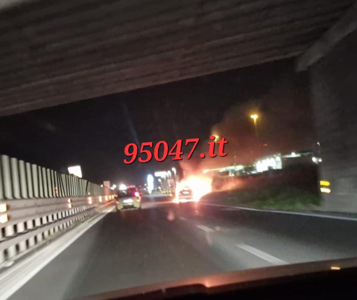 AUTO IN FIAMME SULLA SS121, LUNGHE FILE IN DIREZIONE PATERNO' - 