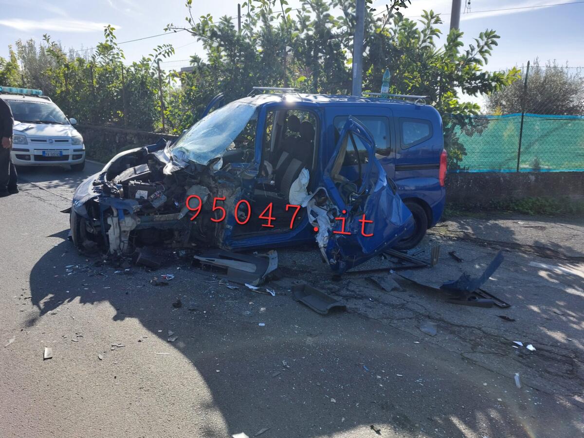 VIOLENTO SCONTRO TRA AUTOCARRO ED AUTO SULLA SP56II IN TERRITORIO DI BELPASSO - 