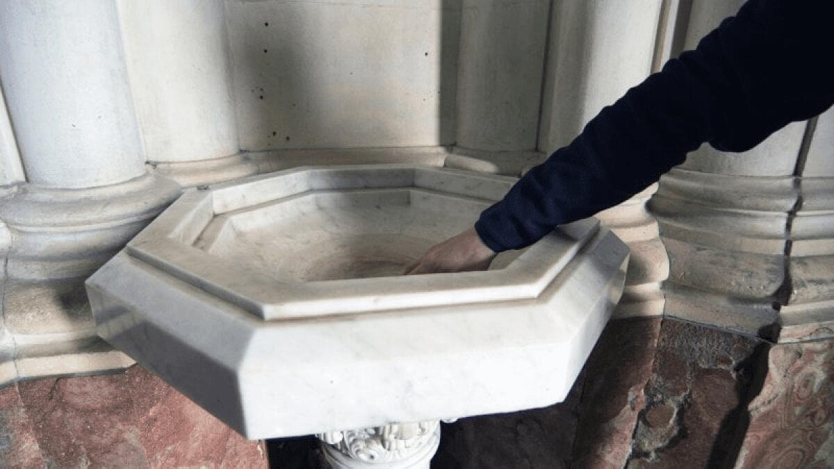 COVID, CEI: IN CHIESA TORNANO ACQUASANTIERE E SEGNO DELLA PACE - 