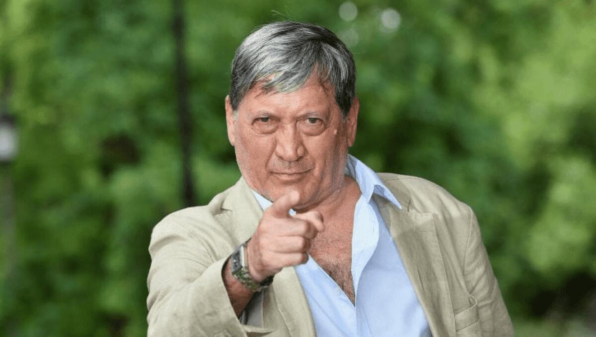 TONY SPERANDEO PROTESTA PER IL RITARDO DEL VOLO E VIENE FATTO SCENDERE DALL’AEREO - 