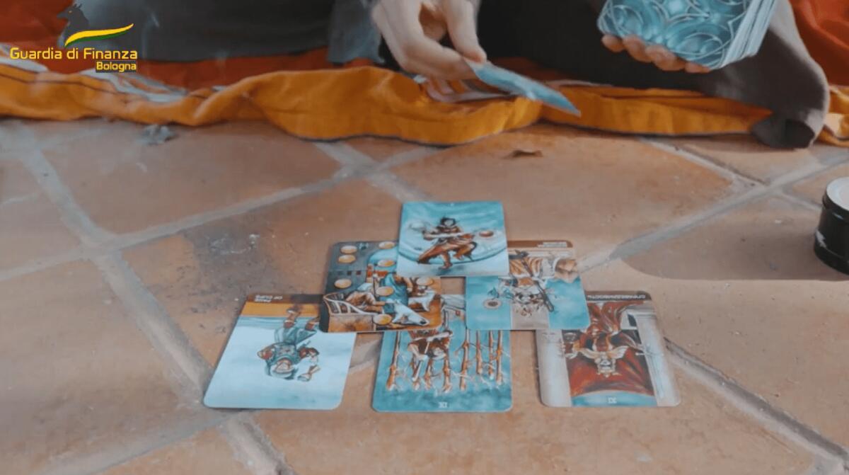 "MAGA CARTOMANTE" EVADE UN MILIONE DI EURO IN 6 ANNI A BOLOGNA - 