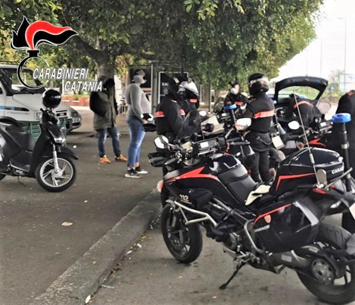 Catania. Giro di vite dei Carabinieri contro la guida senza casco. 85 violazioni elevate - 