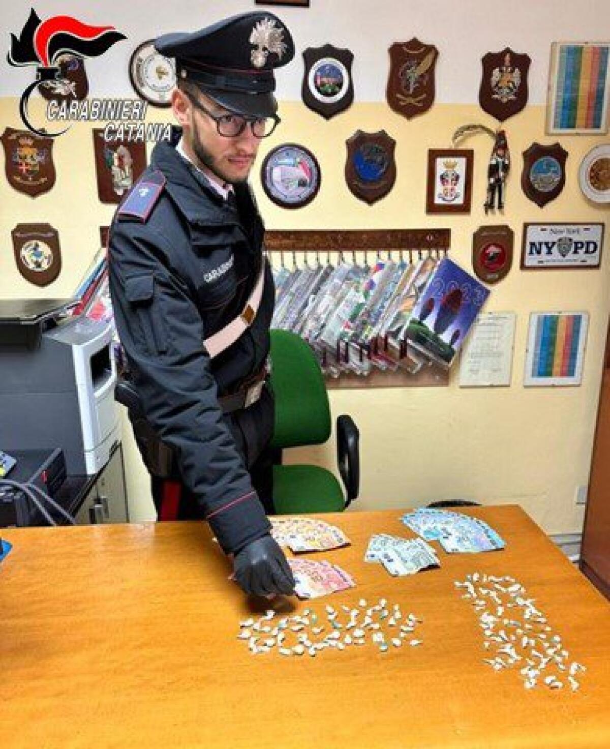 CATANIA. TENTA DI SFUGGIRE AI CARABINIERI, PUSHER ARRESTATO DOPO UN INSEGUIMENTO. - 