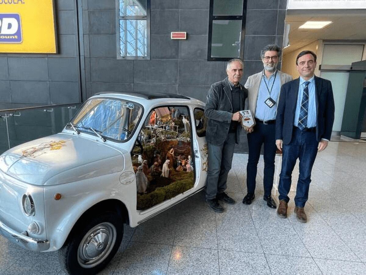 AEROPORTO DI CATANIA: INAUGURATO PRESEPE DI CALTAGIRONE ALL'INTERNO DI UNA STORICA FIAT 500 - 