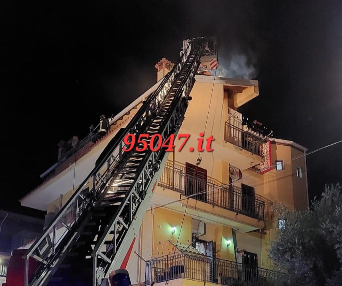 BELPASSO. INCENDIO NELLA NOTTE, BRUCIA CANNA FUMARIA - 