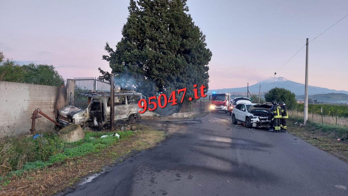 MOTTA SANT ANASTASIA: SCONTRO TRA AUTO E FURGONE. UNA PRENDE FUOCO. - 