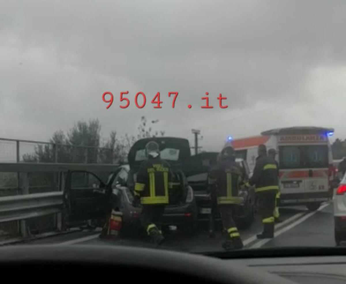 INCIDENTE NELLO SVINCOLO PATERNÒ DELLA SS121, DUE FERITI - 