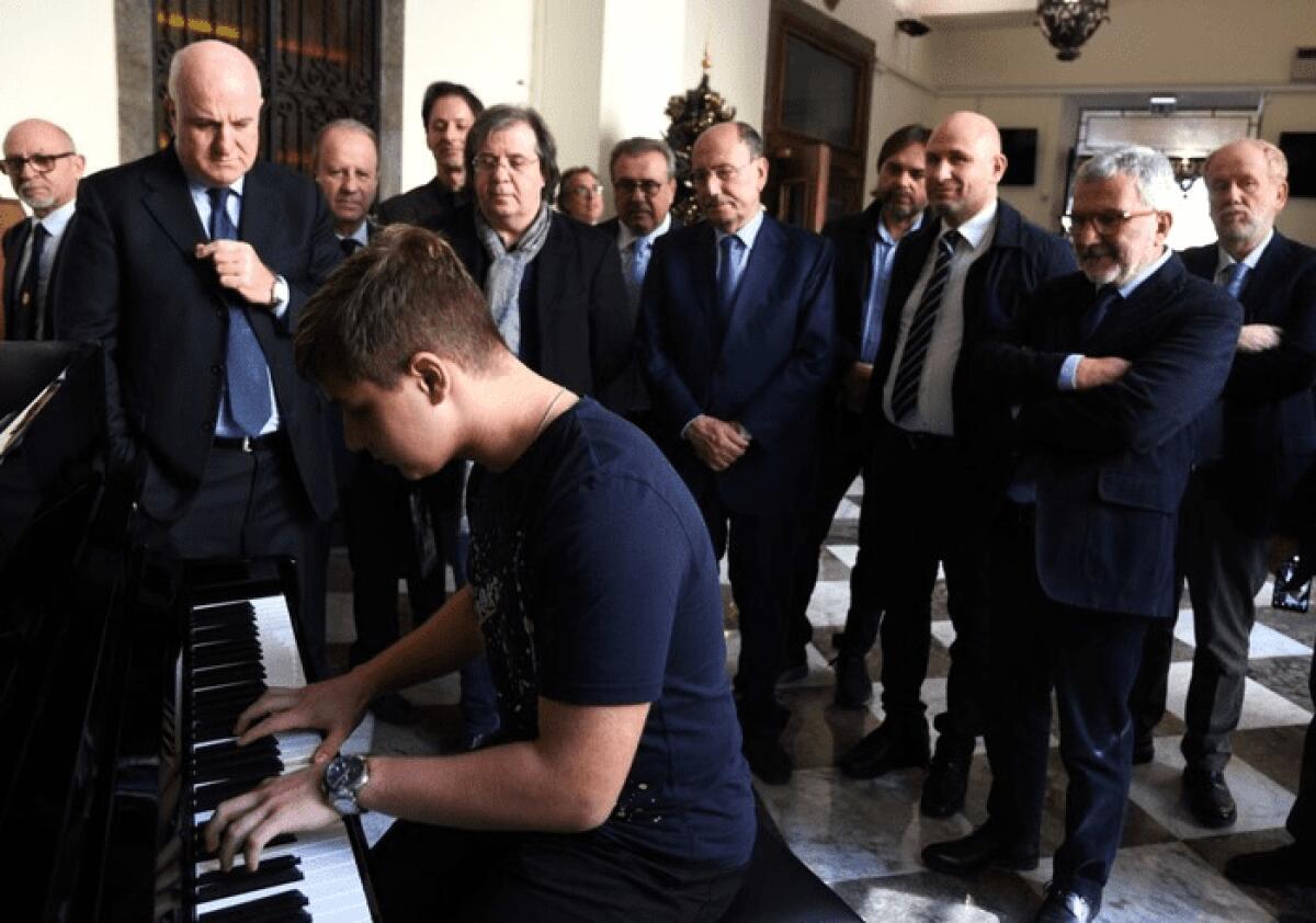 UCRAINA: SCHIFANI CONSEGNA PIANOFORTE A GIOVANE PROFUGO - 