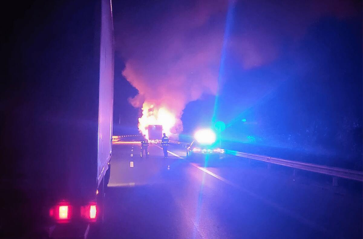 INCENDIO SULLA CATANIA PALERMO: CAMION IN FIAMME SULL'AUTOSTRADA - 