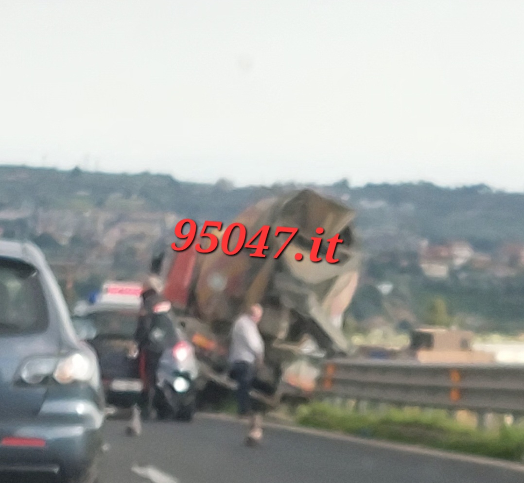 BETONIERA IN BILICO SUL CIGLIO DELLA STRADA SULLA SS121 A PALAZZOLO