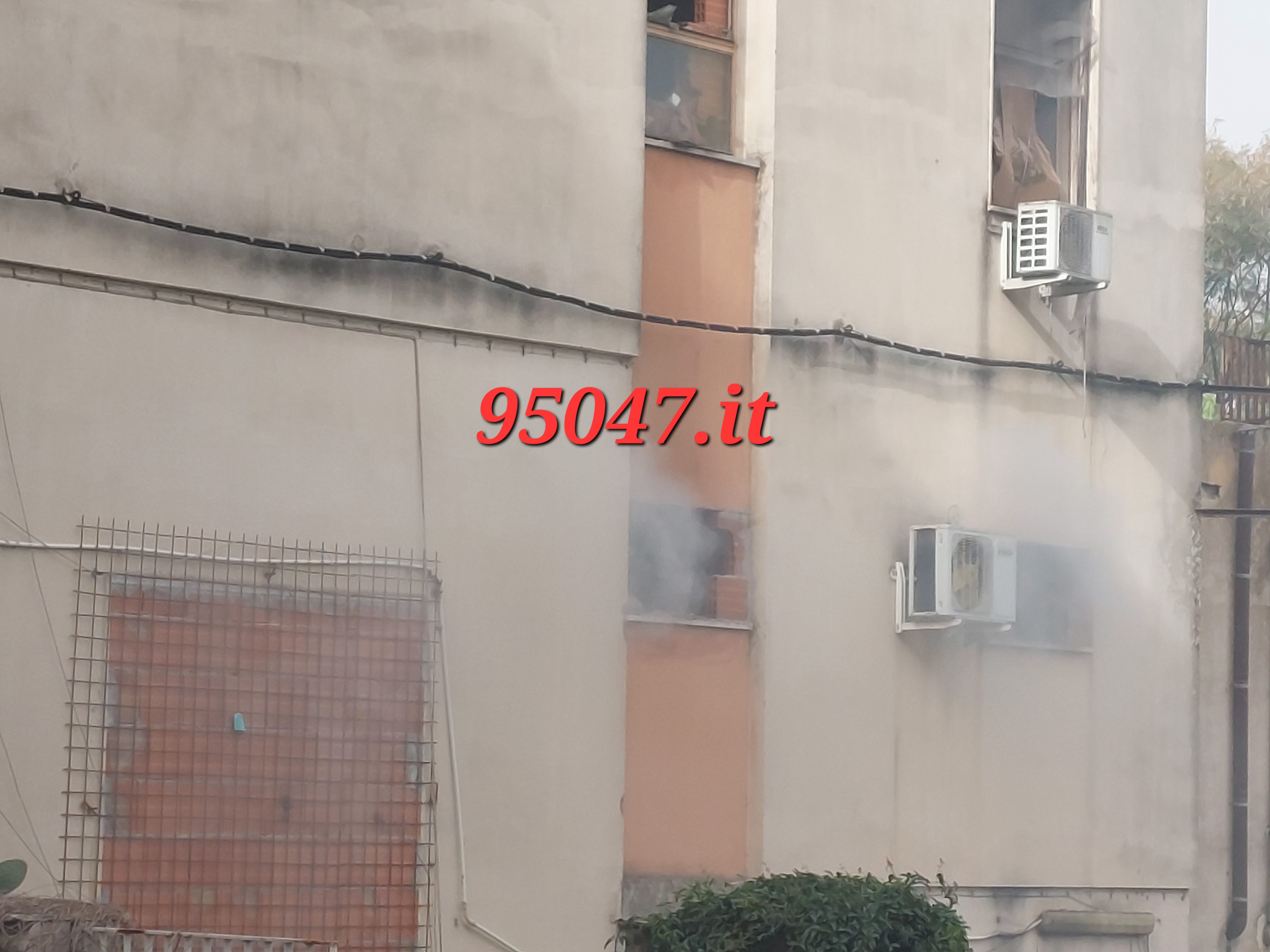 PATERNÒ. BRUCIANO RIFIUTI ALL'INTERNO DELL'ALBERGO SICILIA. SUL POSTO I VVF