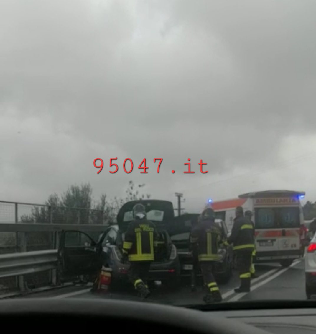 INCIDENTE NELLO SVINCOLO PATERNÒ DELLA SS121, DUE FERITI